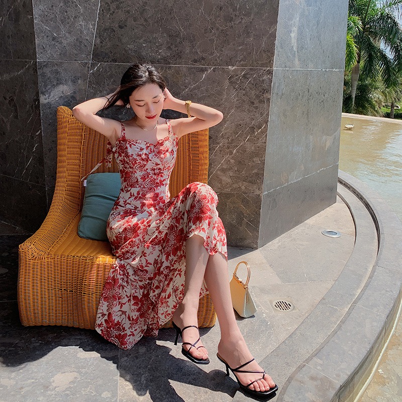 ชุดเดรสยาวลายดอกไม้สีแดง สายเดี่ยว ทรงปล่อย ผ้าชีฟอง แฟชั่นชุดใส่เที่ยวทะเล ไอเดียชุดแต่งตัวไปเที่ยวทะเล ใครมีแพลนไปทะเลแต่ยังไม่ได้หาชุดต้องดู