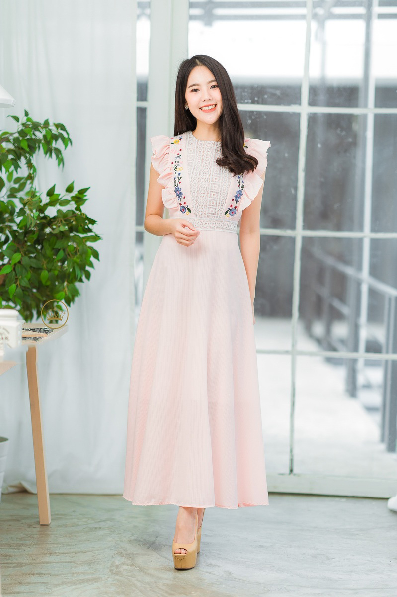 ชุดเดรสยาวสีชมพู ช่วงอกแต่งลูกไม้+ปักลายดอกไม้ กระโปรงยาวทรงบาน