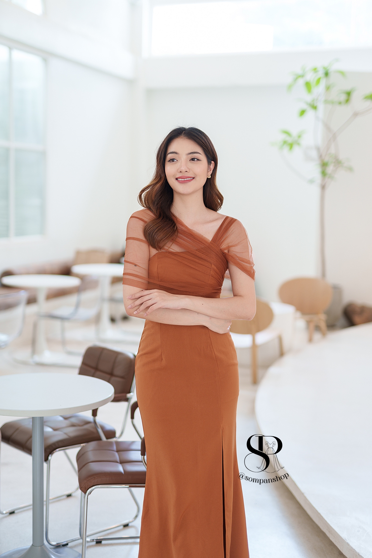 ชุดราตรียาวสีน้ำตาลอิฐ/ส้มอิฐ สไตล์เรียบหรูดูแพง ไหล่แต่งผ้าซีทรู กระโปรงยาวผ่าหน้า เหมาะสำหรับใส่เป็นชุดราตรี ชุดไปงานแต่งงาน ชุดเพื่อนเจ้าสาว ชุดไปงานเลี้ยงต่างๆ