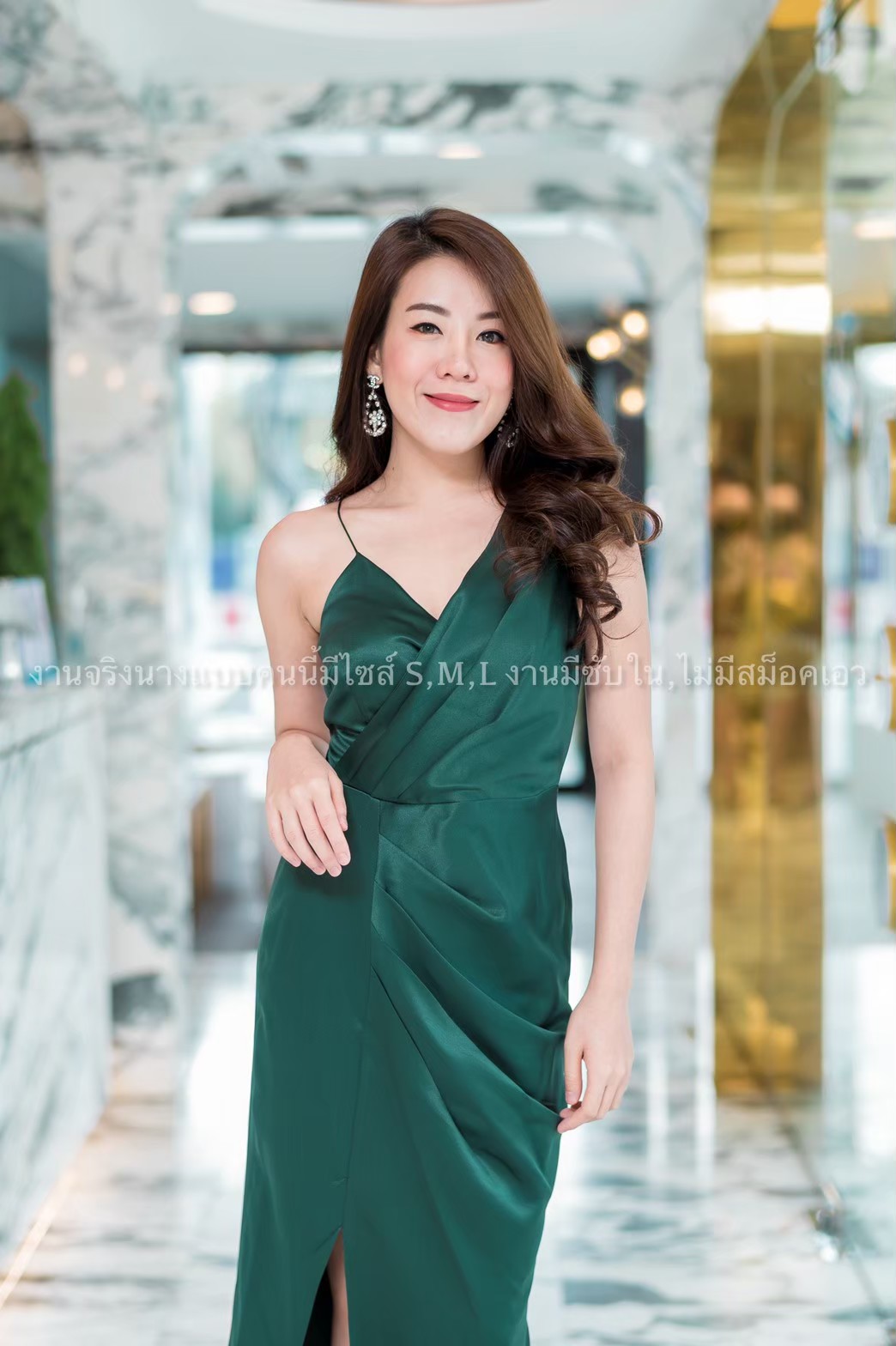 ชุดไปงานแต่งงานสีเขียว สายเดี่ยว เอวจีบข้าง แนวเรียบหรู สวยดูดีมากๆ ใส่ไปงานแต่งงาน ออกงานราตรี