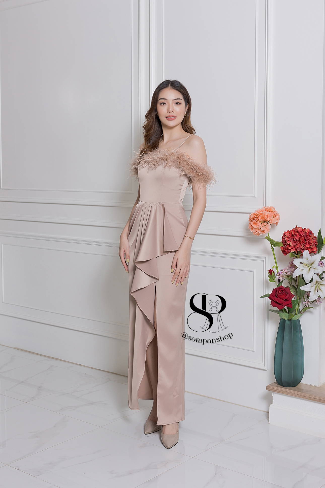 ชุดราตรียาวสีทอง ทรงปาดไหล่ แต่งขนนก เหมาะสำหรับใส่เป็นชุดราตรี ชุดไปงานแต่งงาน ชุดเพื่อนเจ้าสาว ชุดไปงานเลี้ยงต่างๆ