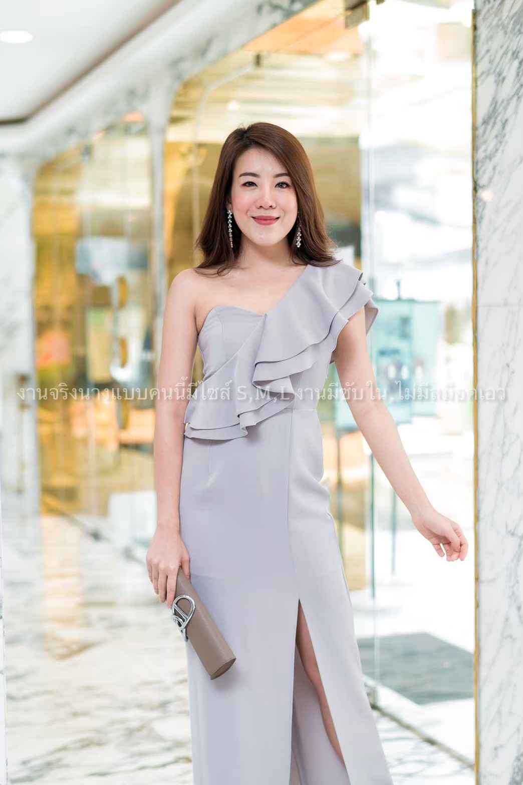 ชุดราตรียาวสีเทา ไหล่เฉียงข้างเดียวแต่งระบาย แนวเรียบหรูดูแพง ใส่ออกงาน/งานแต่งงาน/ชุดเพื่อนเจ้าสาว