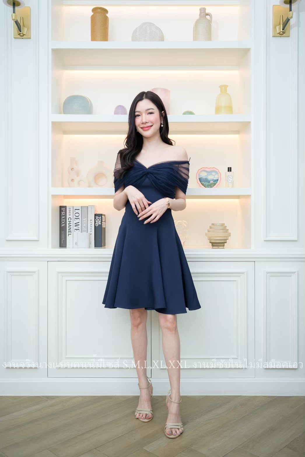 ชุดเดรสสั้นออกงานสีน้ำเงินกรมท่า ปาดไหล่แต่งผ้าซีทรู กระโปรงทรงบาน แบบสวย เรียบหรู ดูแพง ใส่ไปงานแต่งกลางวัน/กลางคืน ชุดราตรี ชุดไปงานแต่ง ชุดออกงาน