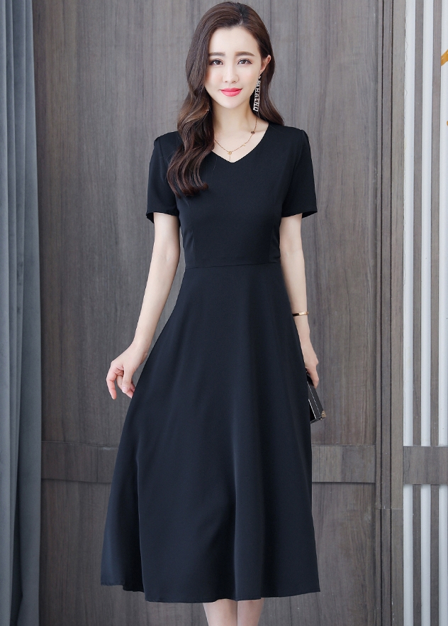 ชุดเดรสสั้นสีดำแนวเรียบๆ แขนสั้น คอวี สวยดูดี สุภาพ เรียบร้อย