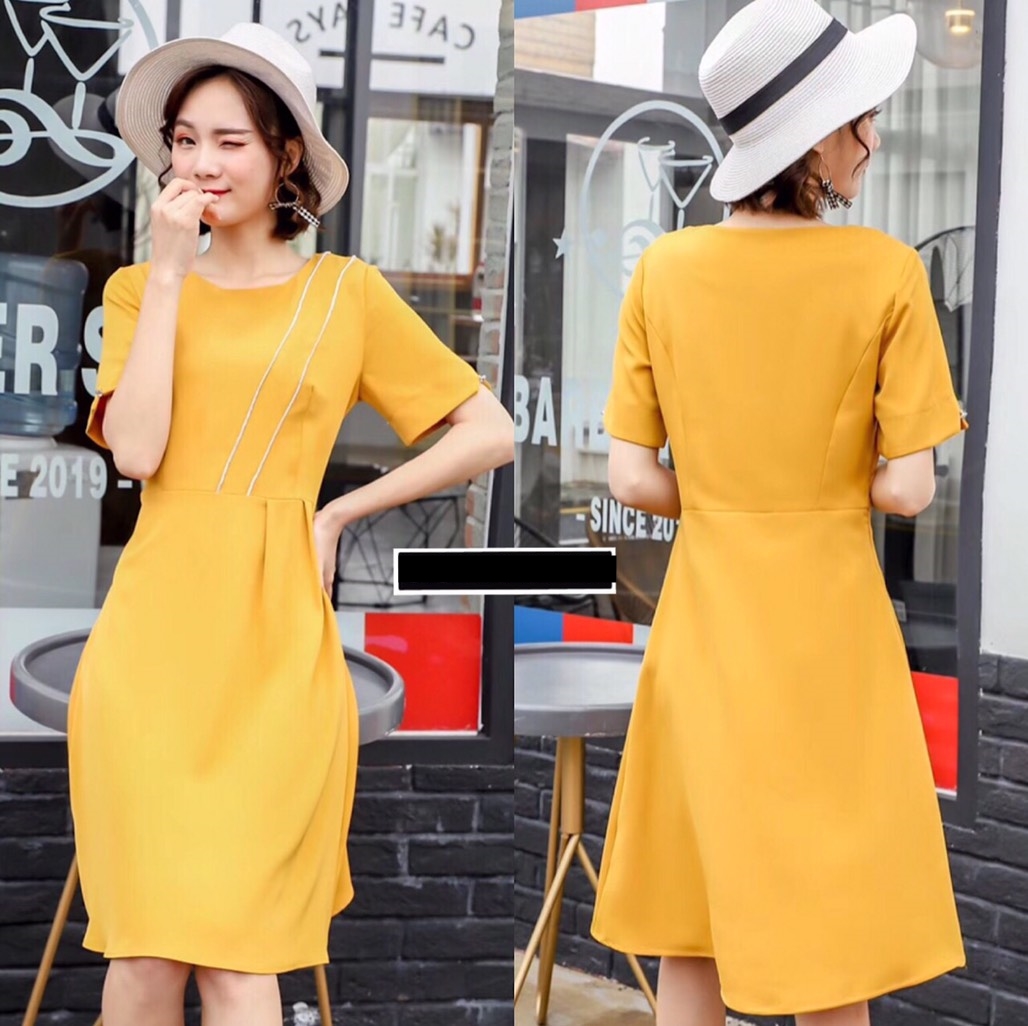ชุดเดรสสั้นสีเหลือง คอกลม แขนสั้น แต่งแถบเพชร กระโปรงสั้นทรงบาน