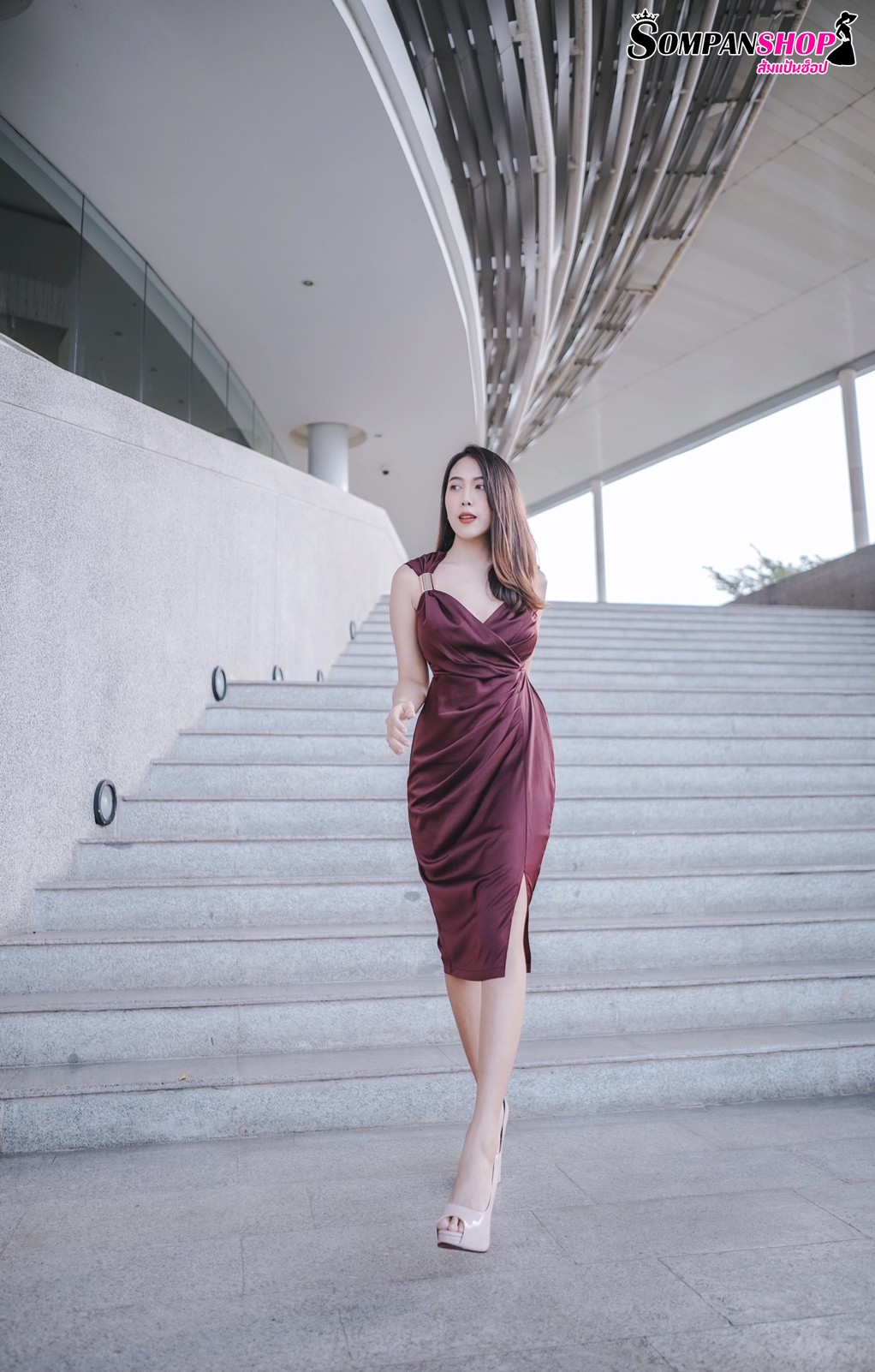 ชุดไปงานแต่งงานสีแดงเบอร์กันดี้ ไหล่แต่งเหล็ก ทรงเข้ารูป เรียบหรู สวย ดูดี ใส่เป็นชุดราตรี ชุดออกงาน ชุดไปงานแต่งงาน กลางวัน กลางคืน