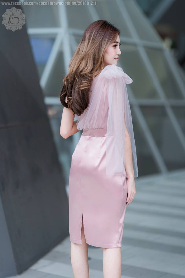 ชุดออกงานราตรีสั้นสีชมพูพิ้งโกลด์ ทรงเข้ารูป ไหล่เฉียงข้าง แต่งด้วยผ้าซีทรูยาวระบายหลังผูกเป็นโบว์ได้หลายแบบ : S M L XL