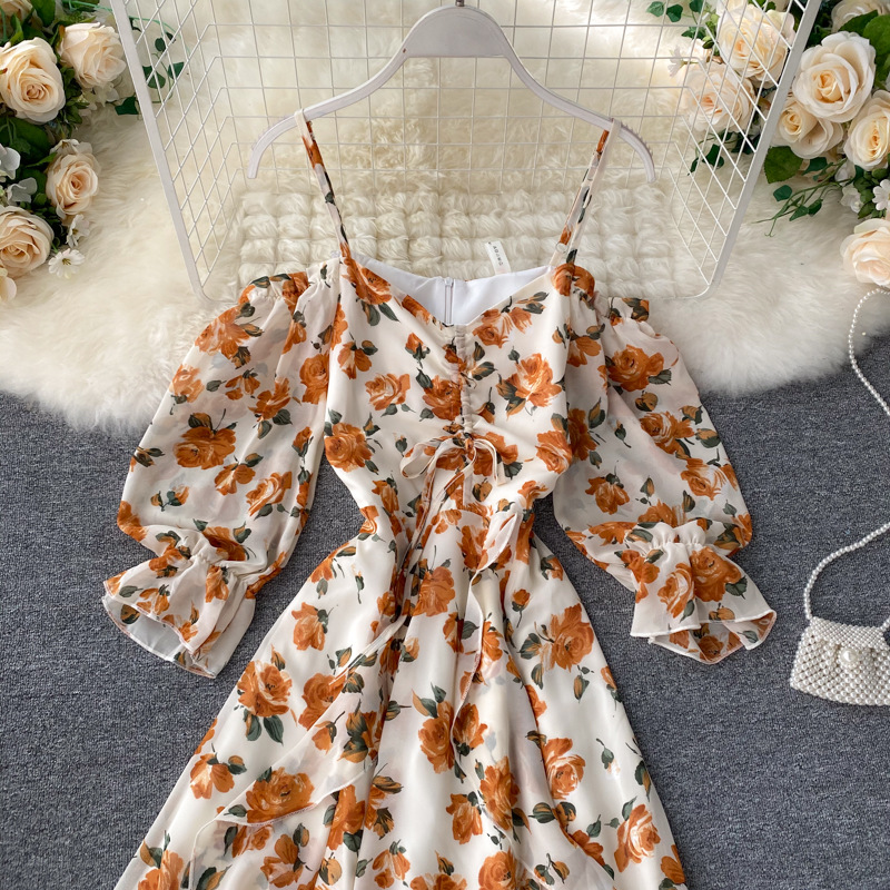 ชุดเดรสยาวสีขาวลายดอกไม้ เปิดไหล่ แขนยาว ใส่เป็นชุดเที่ยวทะเล สวยเก๋ๆ