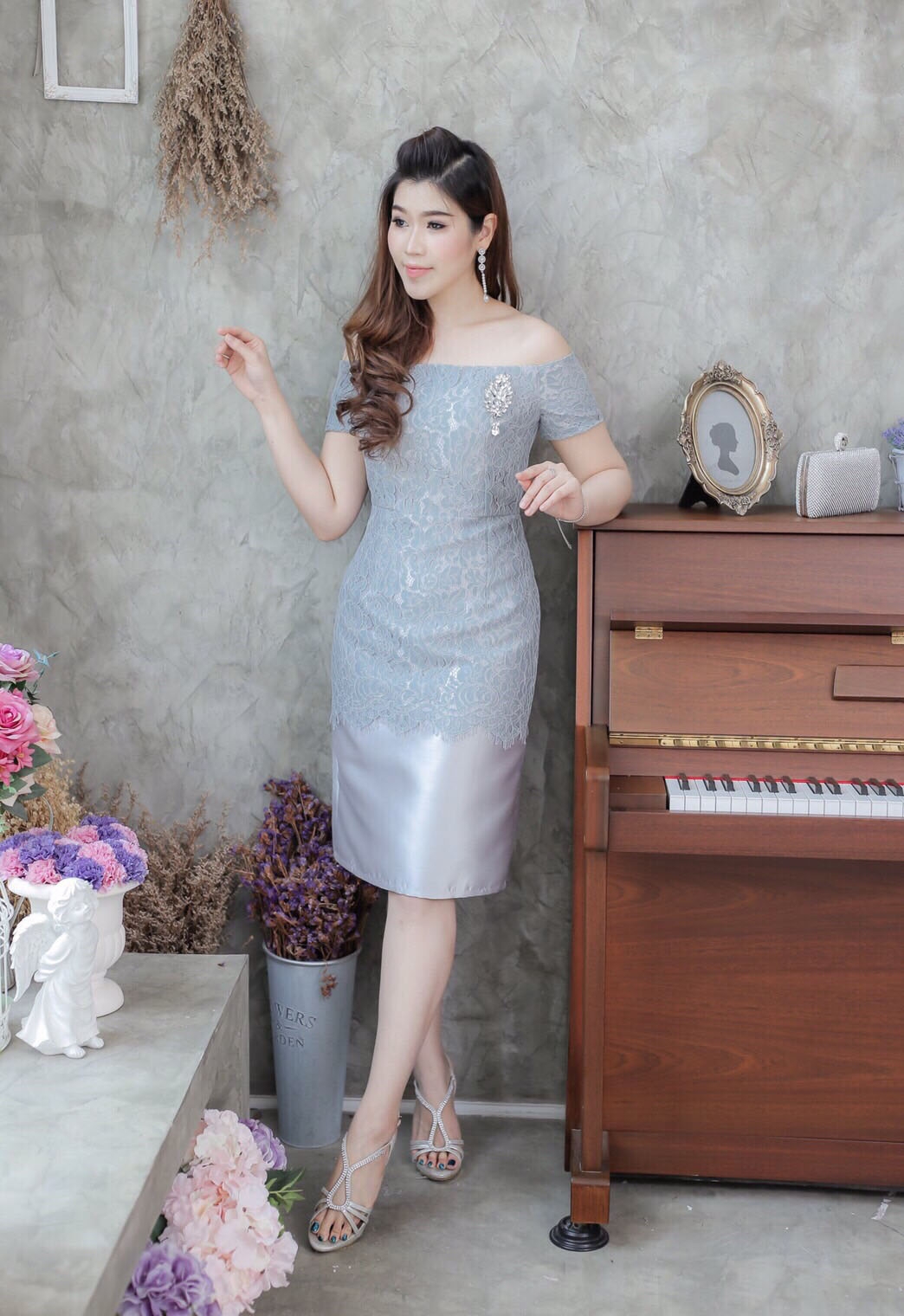 แฟชั่นชุดเดรสออกงาน/ชุดไปงานแต่งงานสีเทา เดรสสั้นเปิดไหล่ เข้ารูป แต่งลูกไม้ แนวเรียบหรู สวยสง่า ดูดี