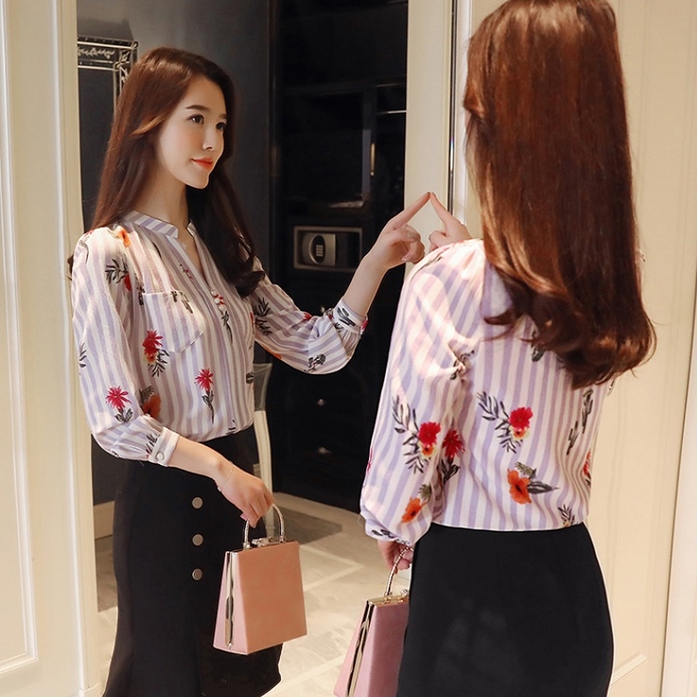 เสื้อเชิ้ตผู้หญิงสีม่วงลายดอกไม้ คอวี แขนยาว