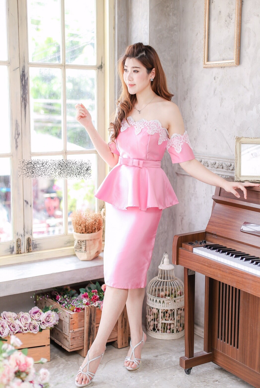 ชุดไปงานแต่งงาน ชุดออกงานสีชมพู เดรสสั้นเปิดไหล่ปักลูกไม้ เข้ารูป เอวแต่งระบาย ผ้าไหมอิตาลี เรียบหรู สวย ดูสง่า