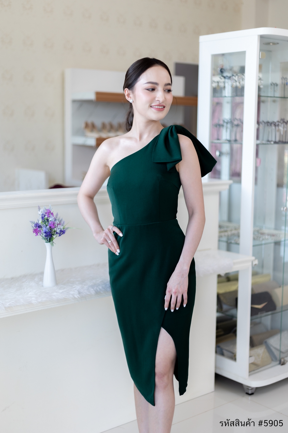 ชุดราตรี ชุดออกงาน ชุดไปงานแต่งสีเขียว เดรสสั้นทรงเอเข้ารูปไหล่เฉียงข้างแต่งโบว์ แนวเรียบหรู สวยดูดี