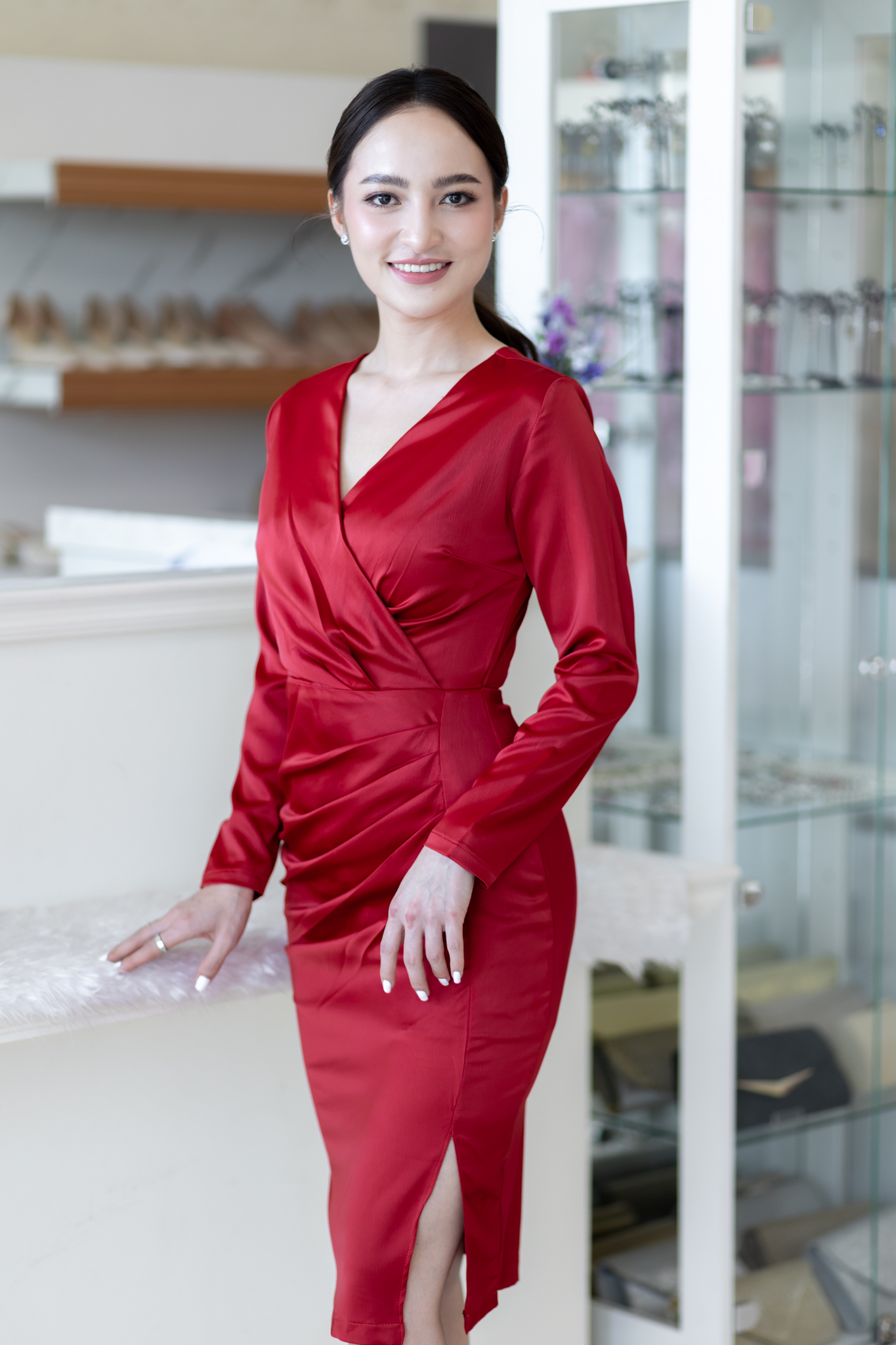 ชุดราตรี ชุดออกงาน ชุดไปงานแต่งสีแดง เดรสสั้นเข้ารูปทรงเอ แขนยาว แนวเรียบหรู สวยดูดี