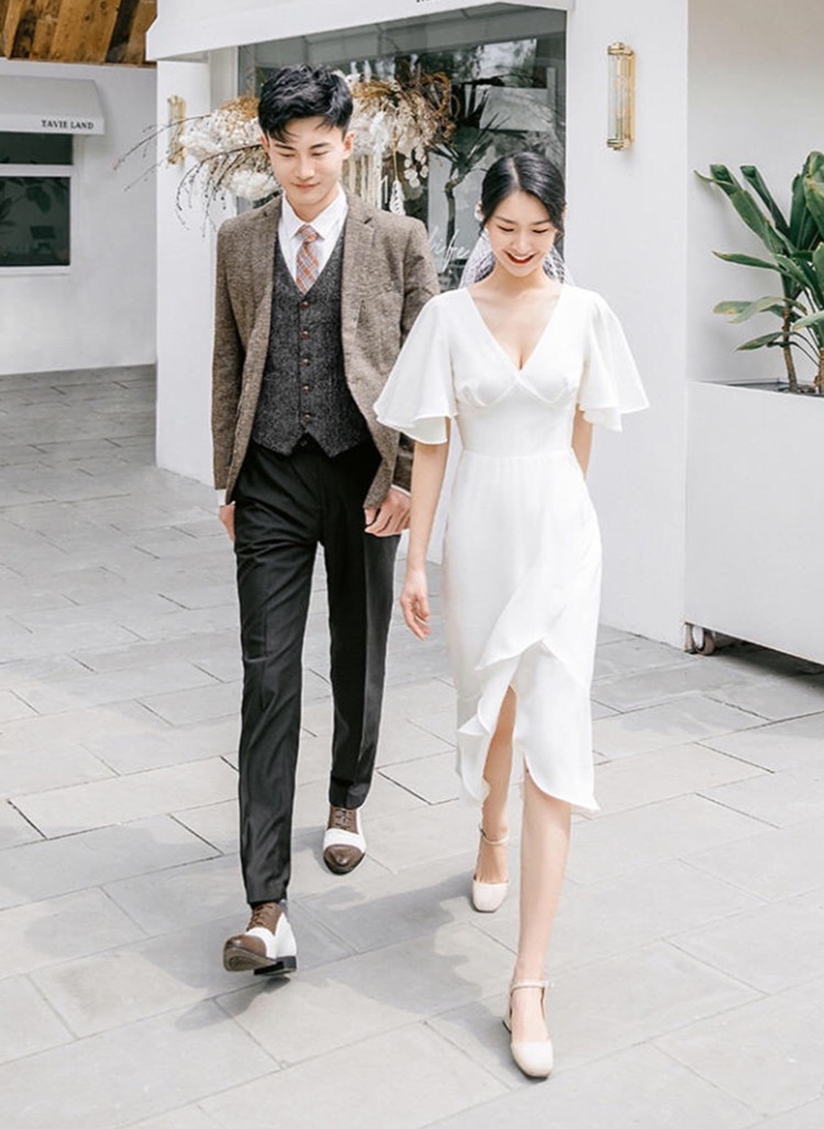 ชุดเดรสยาวสีขาว คอวี แขนระบาย เรียบหรู สวยดูดีมากๆ แฟชั่นชุดเที่ยวทะเลสวยๆ