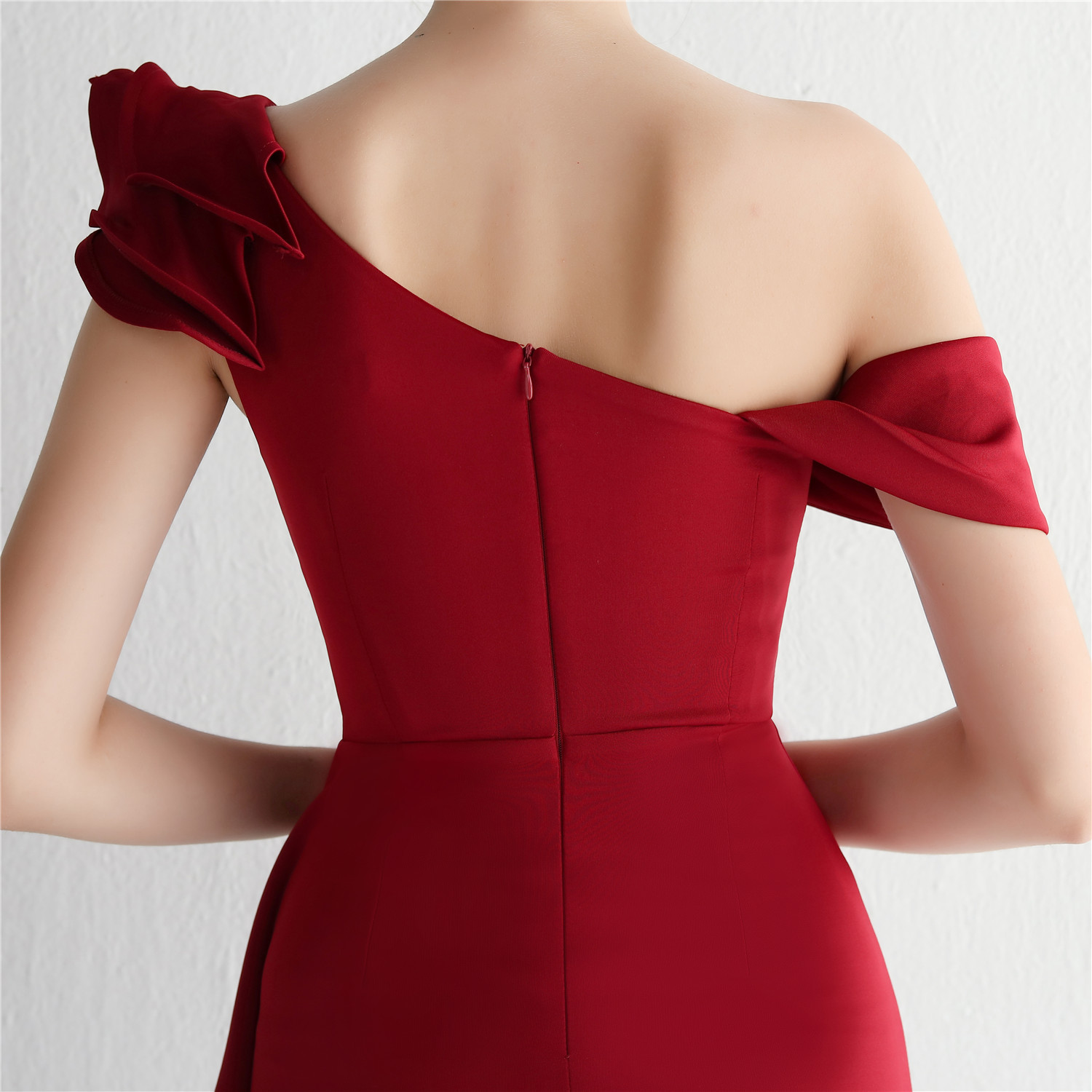 ชุดราตรียาวสีแดง ปาดไหล่แต่งระบาย กระโปรงผ่าหน้าทรงหางปลา เรียบหรูดูแพงสวยหรูดูดี