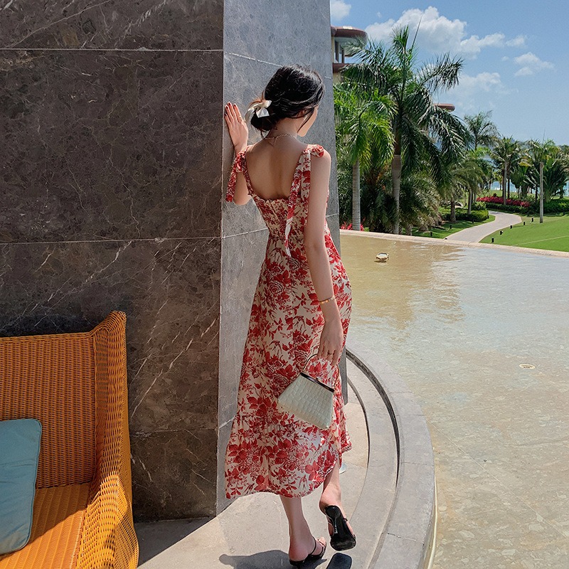ชุดเดรสยาวลายดอกไม้สีแดง สายเดี่ยว ทรงปล่อย ผ้าชีฟอง แฟชั่นชุดใส่เที่ยวทะเล ไอเดียชุดแต่งตัวไปเที่ยวทะเล ใครมีแพลนไปทะเลแต่ยังไม่ได้หาชุดต้องดู