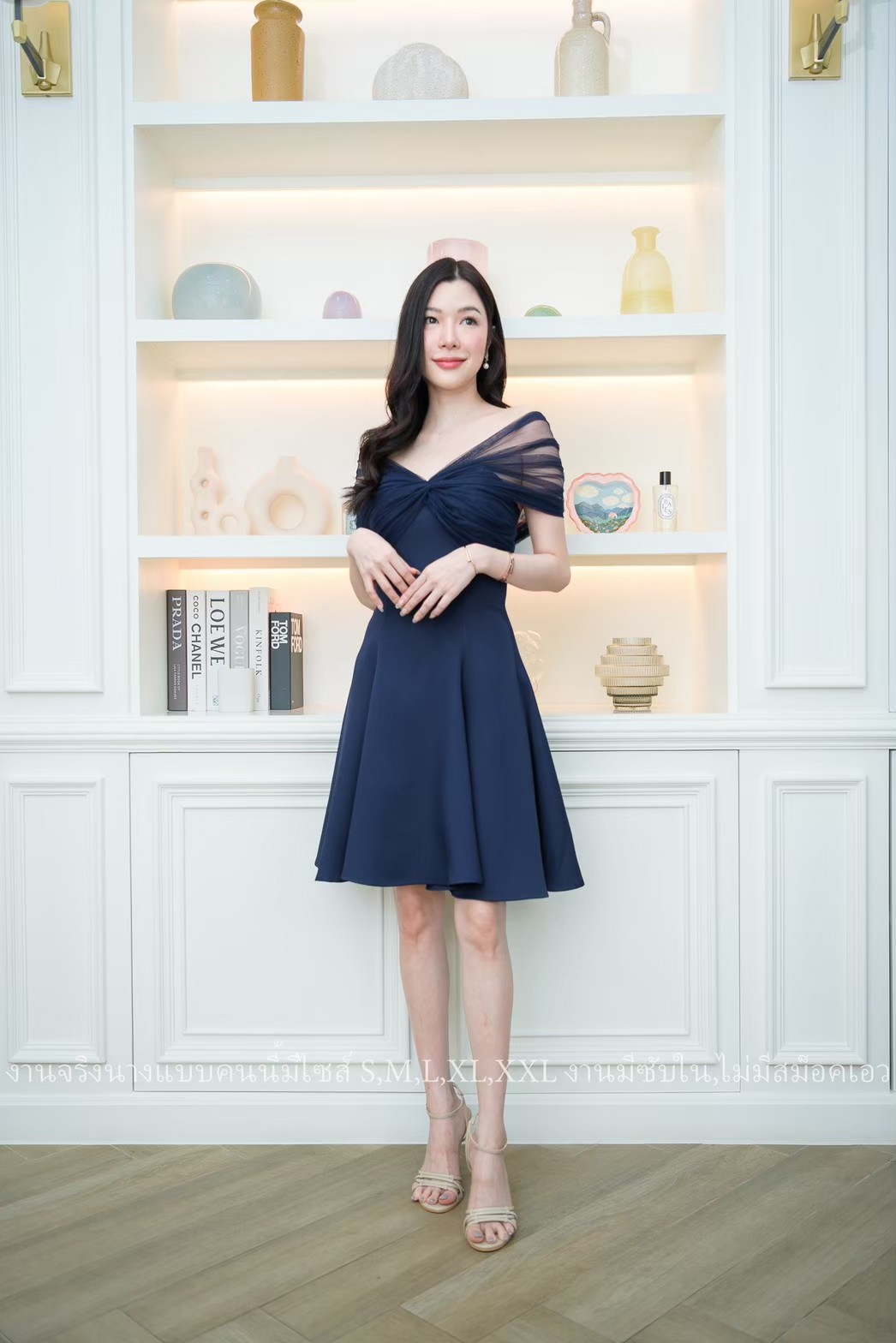 ชุดเดรสสั้นออกงานสีน้ำเงินกรมท่า ปาดไหล่แต่งผ้าซีทรู กระโปรงทรงบาน แบบสวย เรียบหรู ดูแพง ใส่ไปงานแต่งกลางวัน/กลางคืน ชุดราตรี ชุดไปงานแต่ง ชุดออกงาน