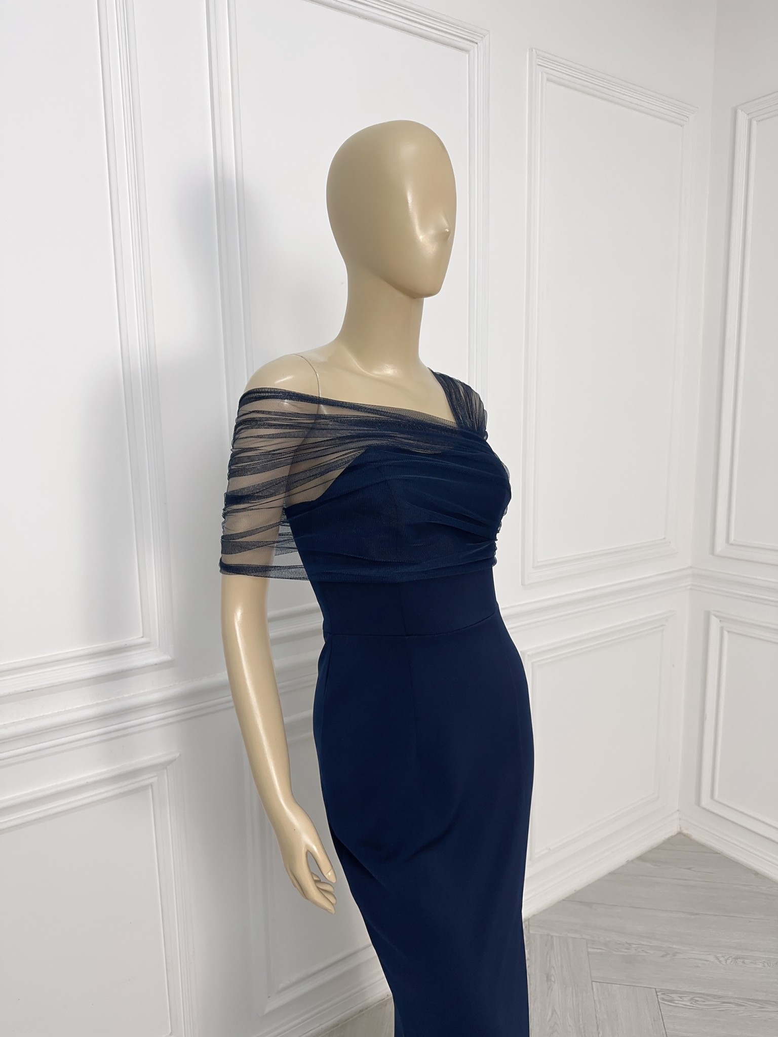 ชุดราตรียาวสีกรมท่า/น้ำเงิน สไตล์เรียบหรูดูแพง ไหล่แต่งผ้าซีทรู กระโปรงยาวผ่าหน้า เหมาะสำหรับใส่เป็นชุดราตรี ชุดไปงานแต่งงาน ชุดเพื่อนเจ้าสาว ชุดไปงานเลี้ยงต่างๆ