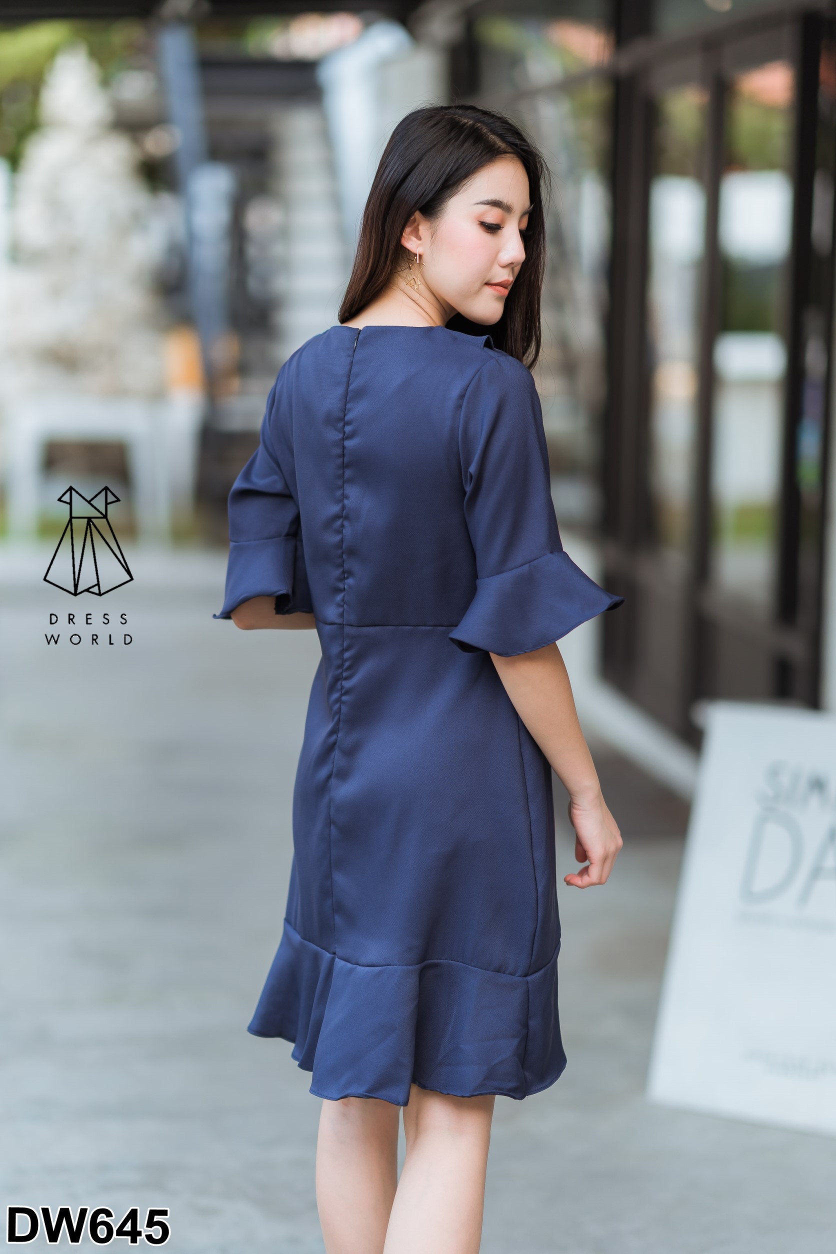 ชุดเดรสสั้นสีกรมท่า คอวีป้าย แขนสามส่วนระบาย แต่งระบายน่ารักๆ