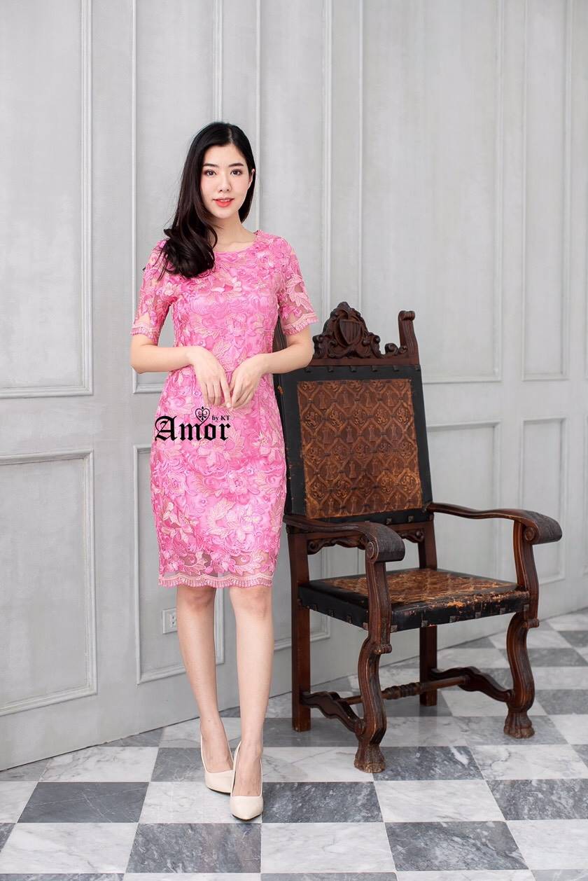 ชุดเดรสสั้นสีชมพู ผ้าลูกไม้ ปักดิ้นสวยหรู ทรงเข้ารูป แขนสั้น