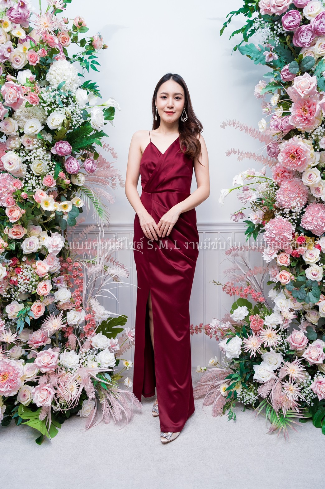 ชุดไปงานแต่งงานสีแดง เดรสออกงาน สายเดี่ยว เอวจีบข้าง แนวเรียบหรู สวยดูดีมากๆ