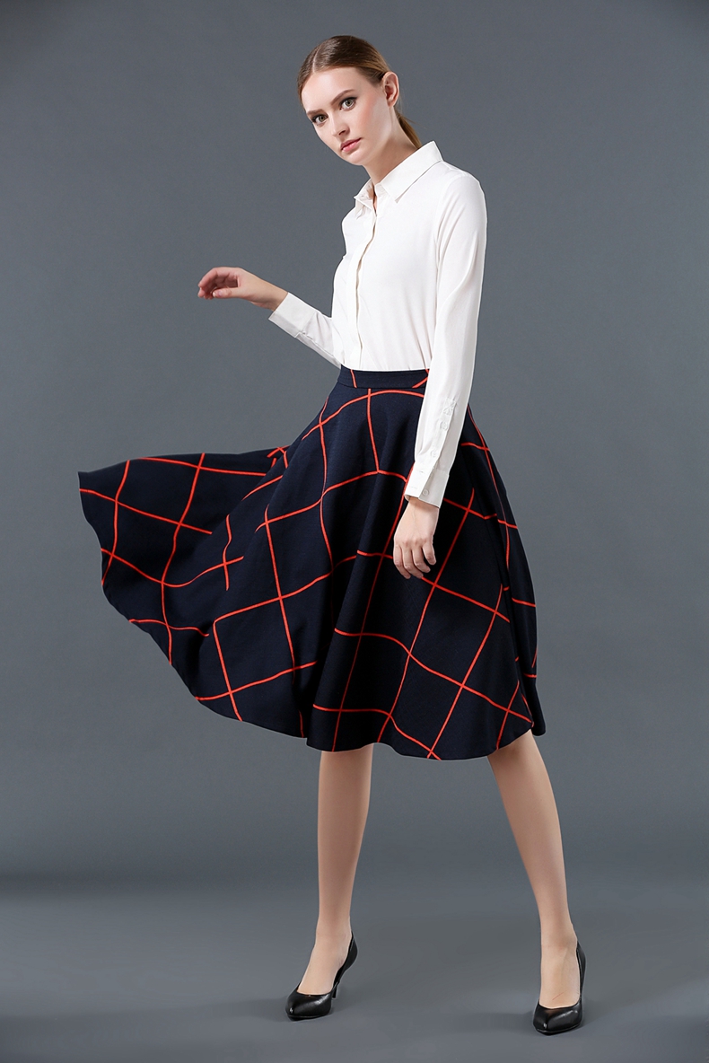 กระโปรงสั้นสีน้ำเงินกรมท่าพิมพ์ลายตาราง ทรงบาน สไตล์เรียบๆ ใส่ทำงาน ใส่เที่ยวได้