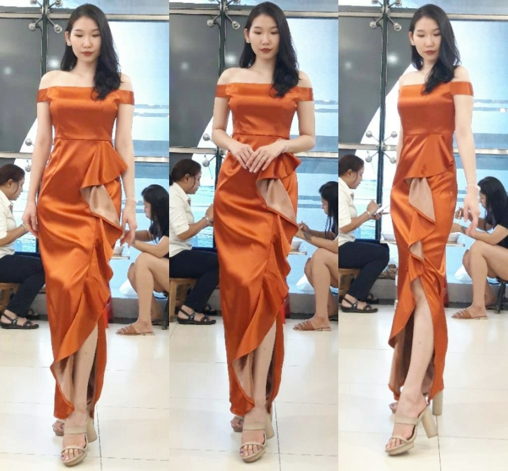 ชุดออกงานราตรียาวสีส้มอิฐ เปิดไหล่ ทรงเข้ารูป เอวระบายข้าง