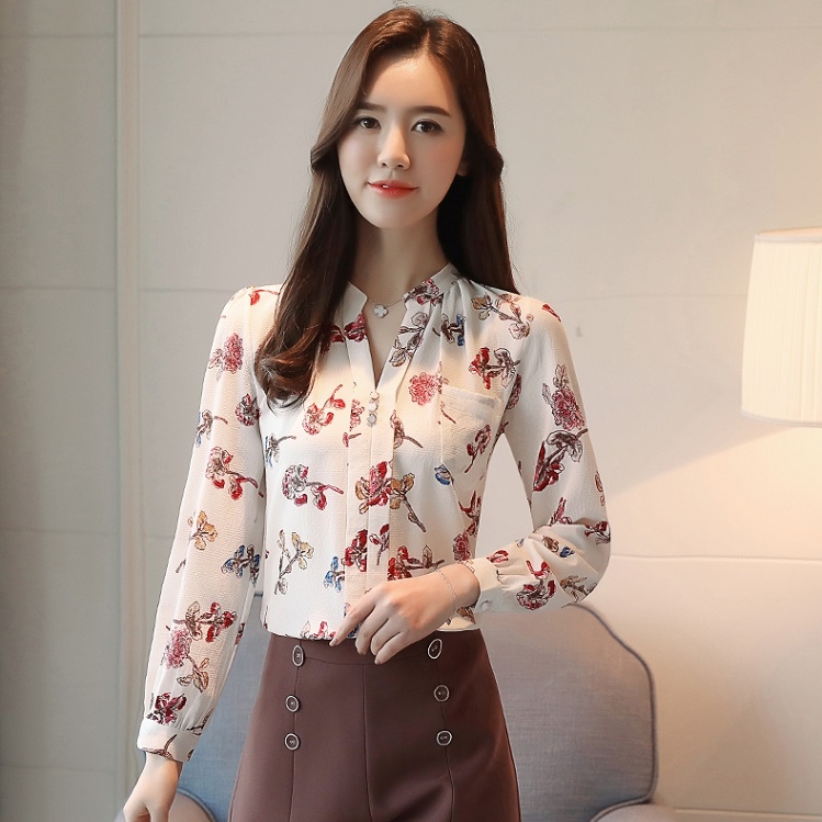 เสื้อเชิ้ตผู้หญิงสีขาวลายดอกไม้ คอวี แขนยาว ผ้าชีฟอง