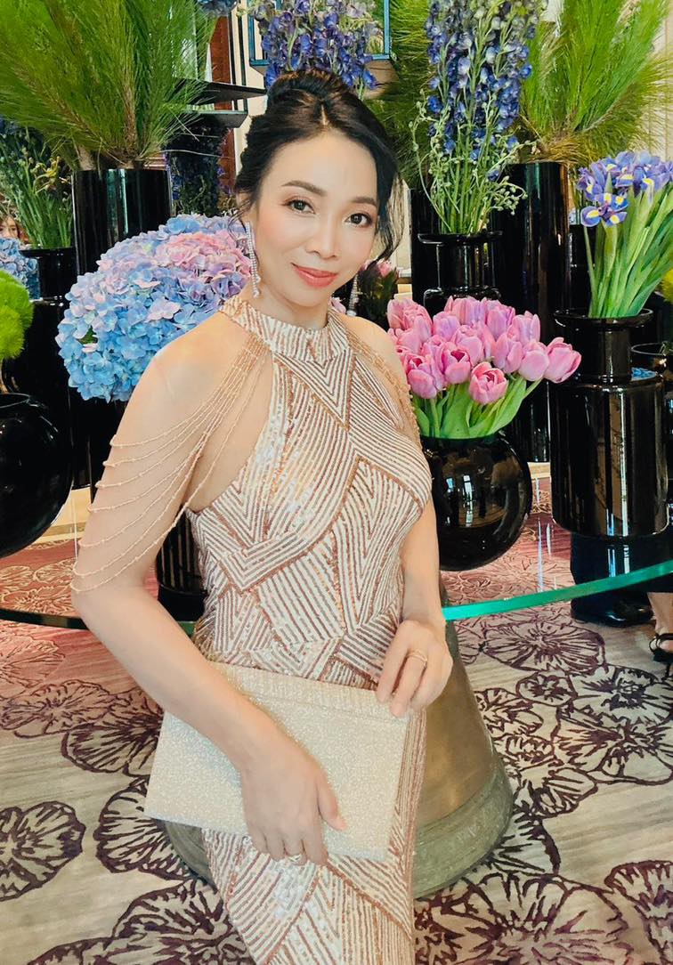 ชุดราตรียาวสีทอง แขนแต่งลูกปัด ชุดทรงหางปลาปักเลื่อมทั้งชุด ลุคสวยหรูดูแพง เหมาะสำหรับใส่เป็นชุดราตรี ชุดออกงาน ชุดไปงานแต่ง ชุดรับรางวัล ชุดไปงานเลี้ยงกลางคืน