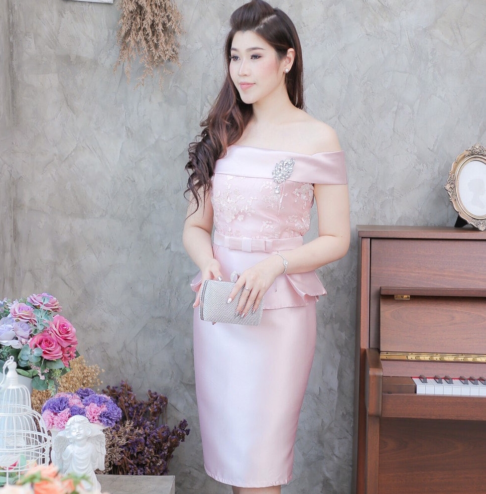 ชุดออกงาน/ชุดไปงานแต่งงานสีชมพู เปิดไหล่ ทรงเข้ารูป ลุคเรียบหรู สวยสง่า