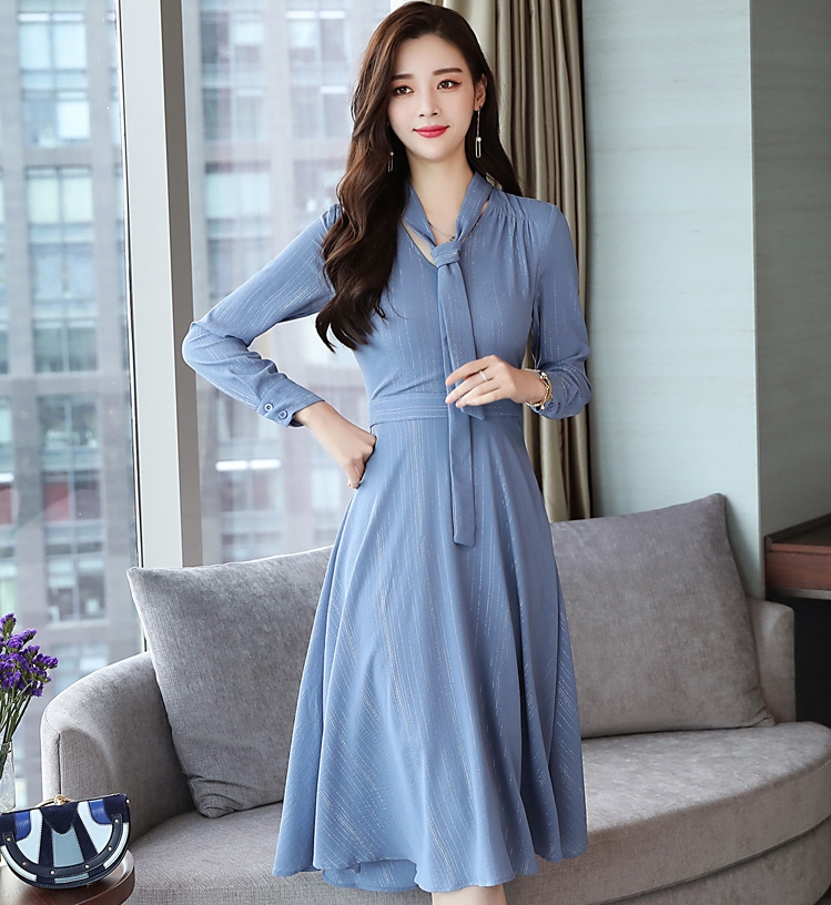 ชุดเดรสสั้นสีเทาอมฟ้า คอวีผูกโบว์ แขนยาว กระโปรงสั้นคลุมเข่าทรงบาน ผ้าชีฟองแต่งกากเพชรเลื่อมเงิน แนวเรียบๆ ดูดีใส่ได้หลายโอกาส