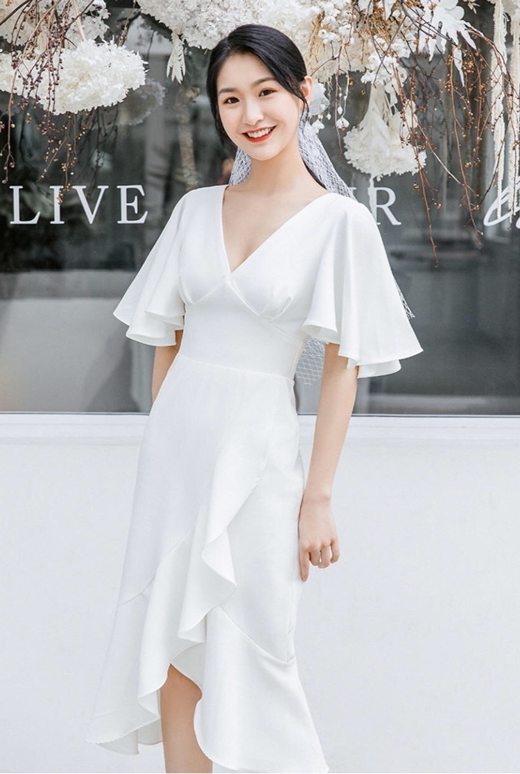 ชุดเดรสยาวสีขาว คอวี แขนระบาย เรียบหรู สวยดูดีมากๆ แฟชั่นชุดเที่ยวทะเลสวยๆ