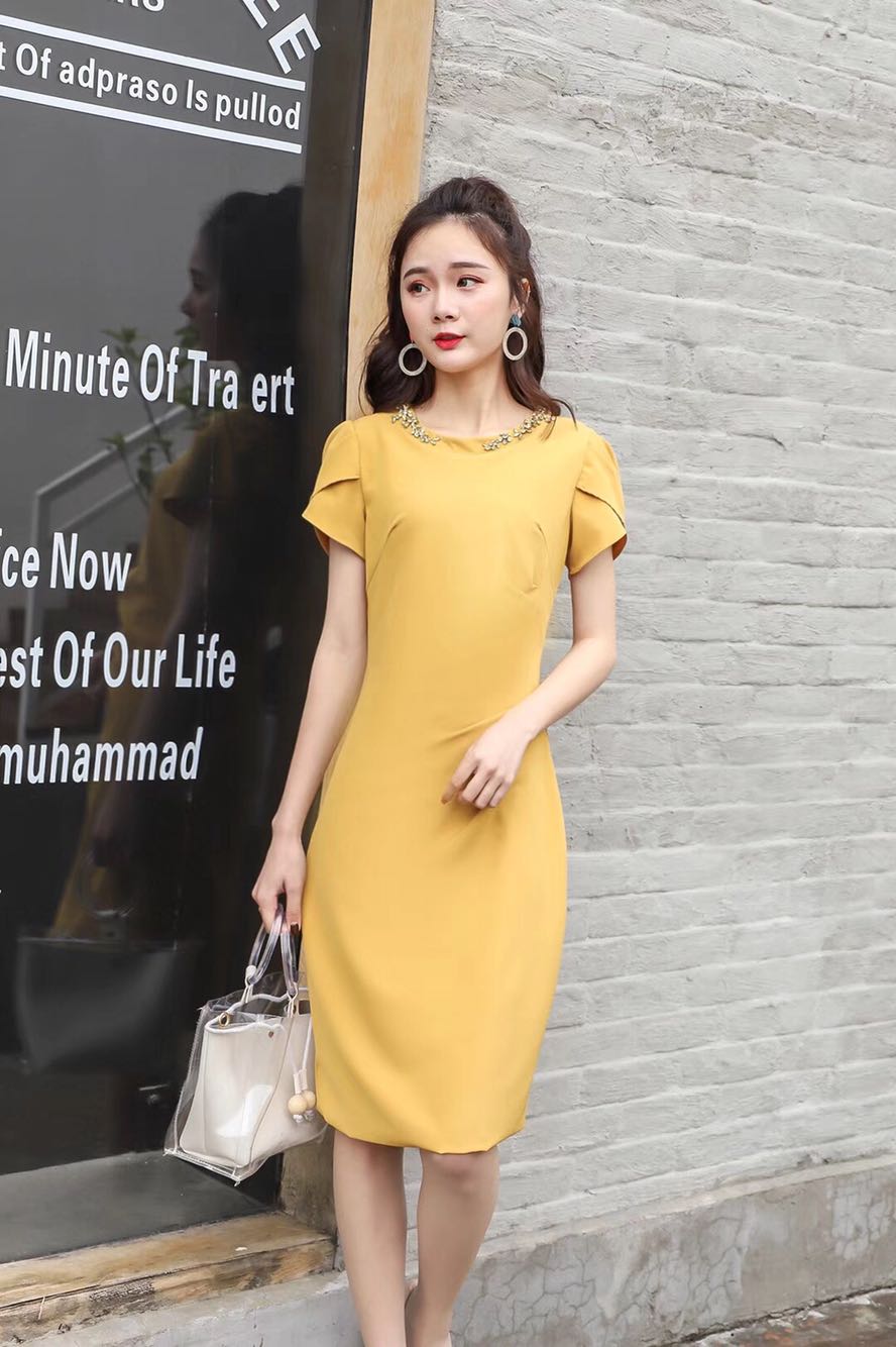 ชุดเดรสสั้นทำงานสีเหลือง คอกลมแต่งเพชร แขนสั้น ทรงเข้ารูป
