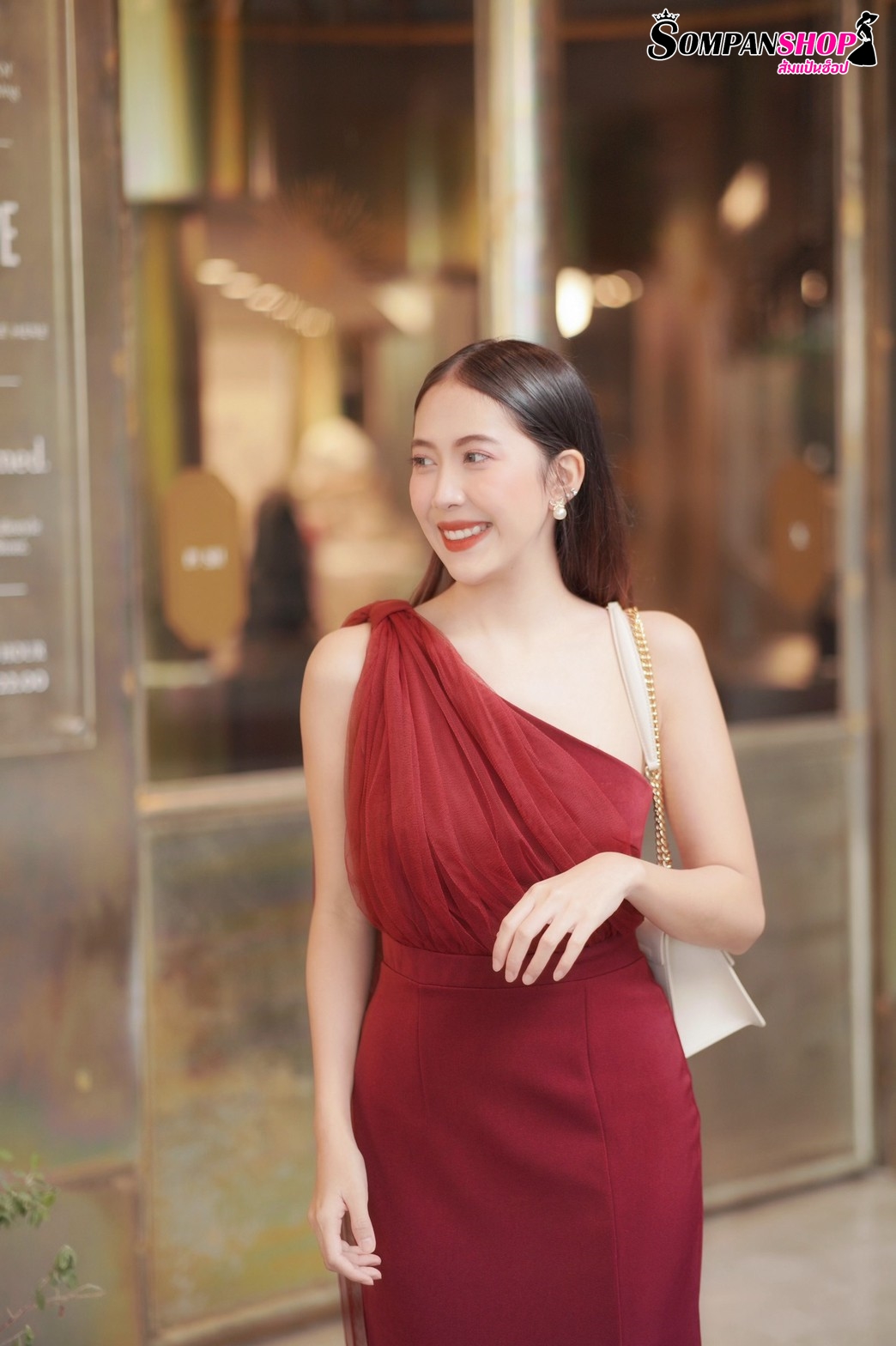 ชุดราตรี ชุดออกงาน ชุดไปงานแต่งงานสีแดงเลือดหมู ไหล่เฉียงข้างแต่งผ้าซีทรู เรียบหรู สวยดูดี