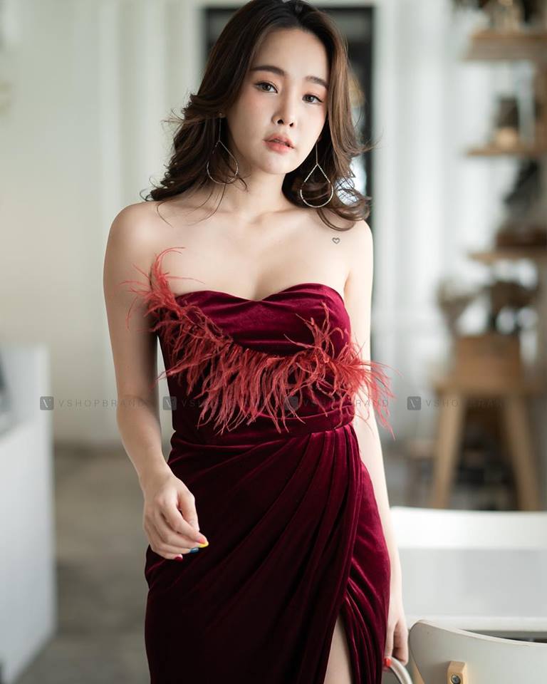 ชุดราตรี ชุดออกงาน ชุดไปงานแต่งงานสีแดงไวน์ ผ้ากำมะหยี เกาะอกแต่งขนนก กระโปรงยาวผ่าหน้า