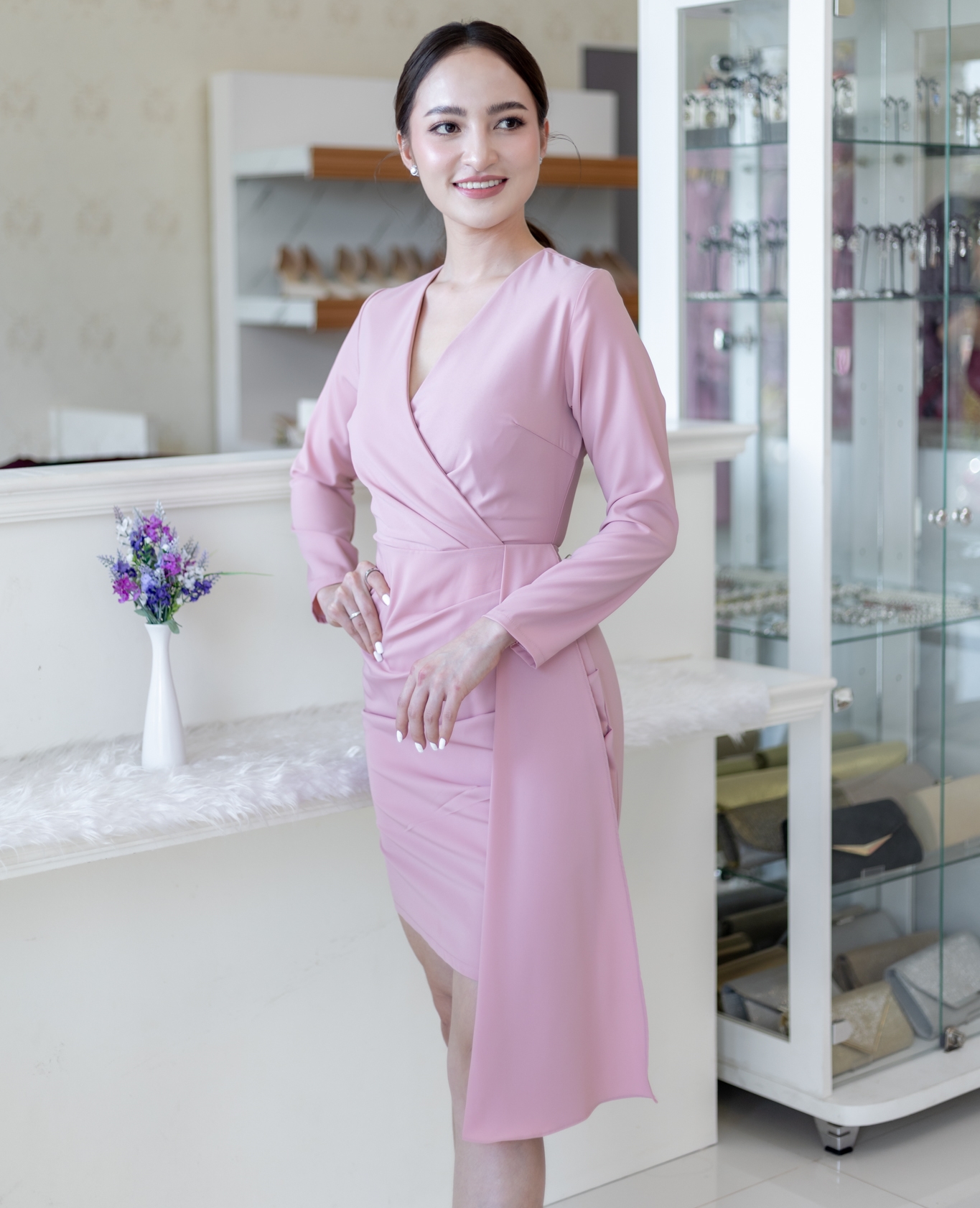 ชุดราตรี ชุดออกงาน ชุดไปงานแต่งสีชมพู เดรสสั้นเข้ารูปทรงเอ แขนยาว กระโปรงแต่งจีบระบายข้าง แนวเรียบหรู สวยดูดี