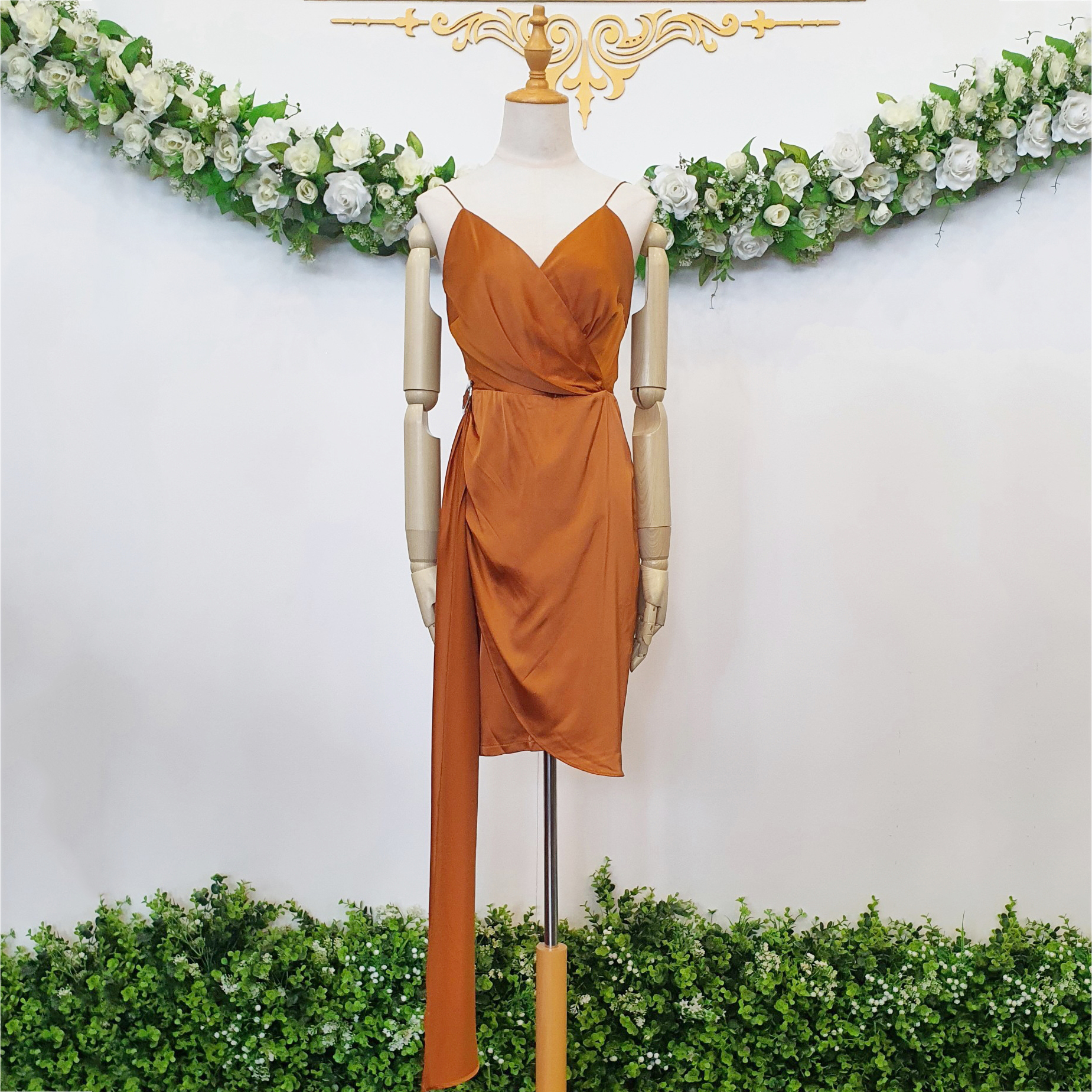 ชุดราตรี ชุดออกงาน ชุดไปงานแต่งงานสีน้ำตาลอิฐเดรสสั้นออกงานสายเดี่ยวเอวระบาย