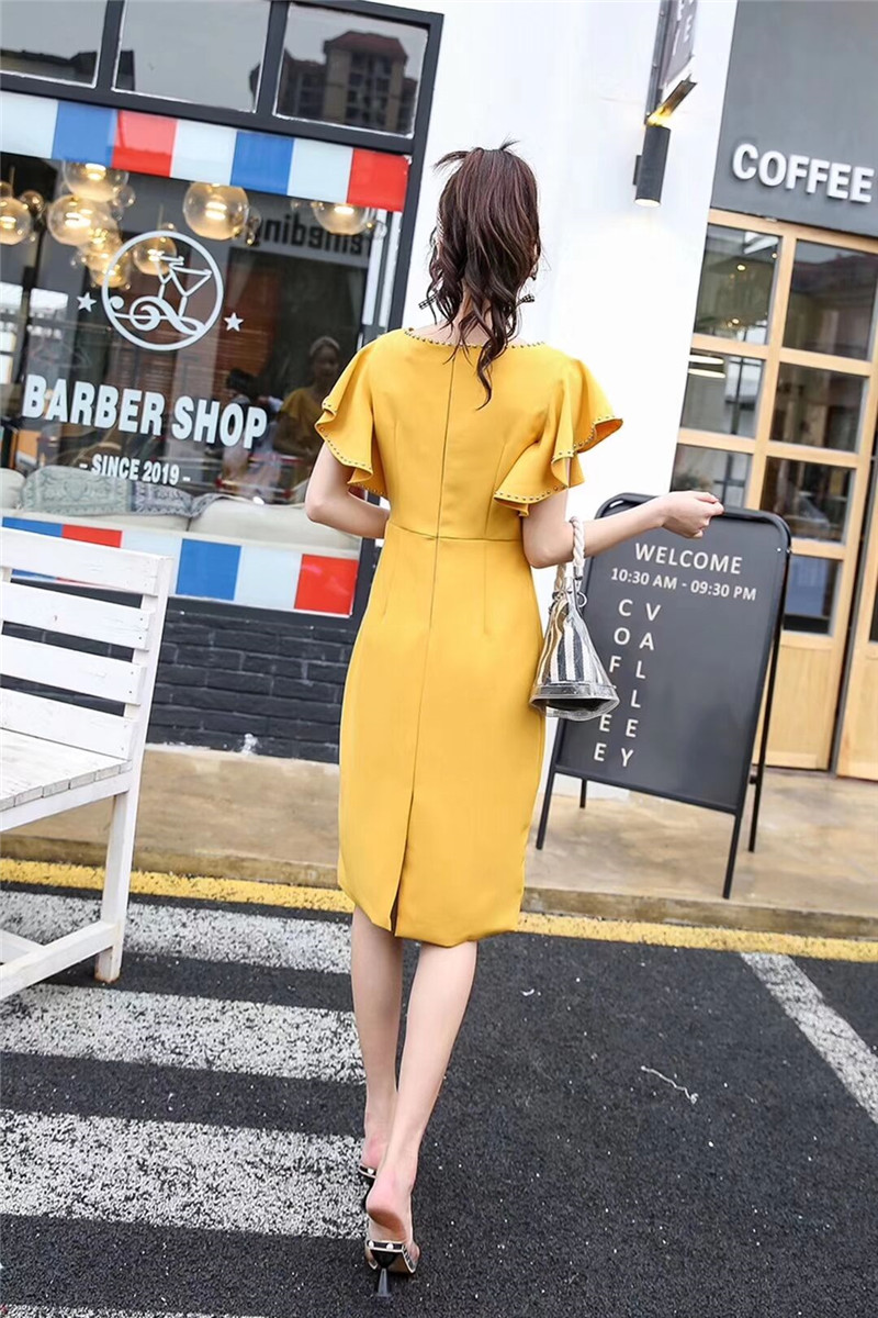 ชุดเดรสสั้นทำงานสีเหลือง แขนระบาย คอ/แขนแต่งหมุด ทรงเข้ารูป