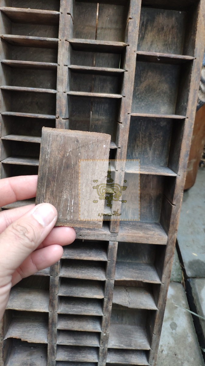 ชั้นแขวนไม้สักโบราณ ปรับช่องได้ 1