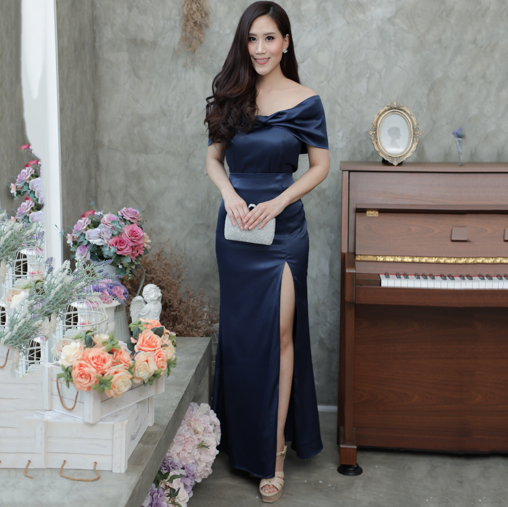 ชุดราตรียาวสีน้ำเงินกรมท่า เซ็ท2ชิ้น เสื้อเปิดไหล่ปิดต้นแขนมาคู่กับกระโปรงยางทรงหางปลาผ่าหน้า