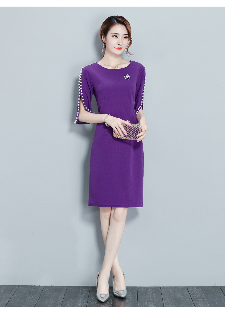 ชุดเดรสสั้นสีม่วง แขนแต่งมุก ทรงตรง แถมฟรีเข็มกลัดดอกไม้