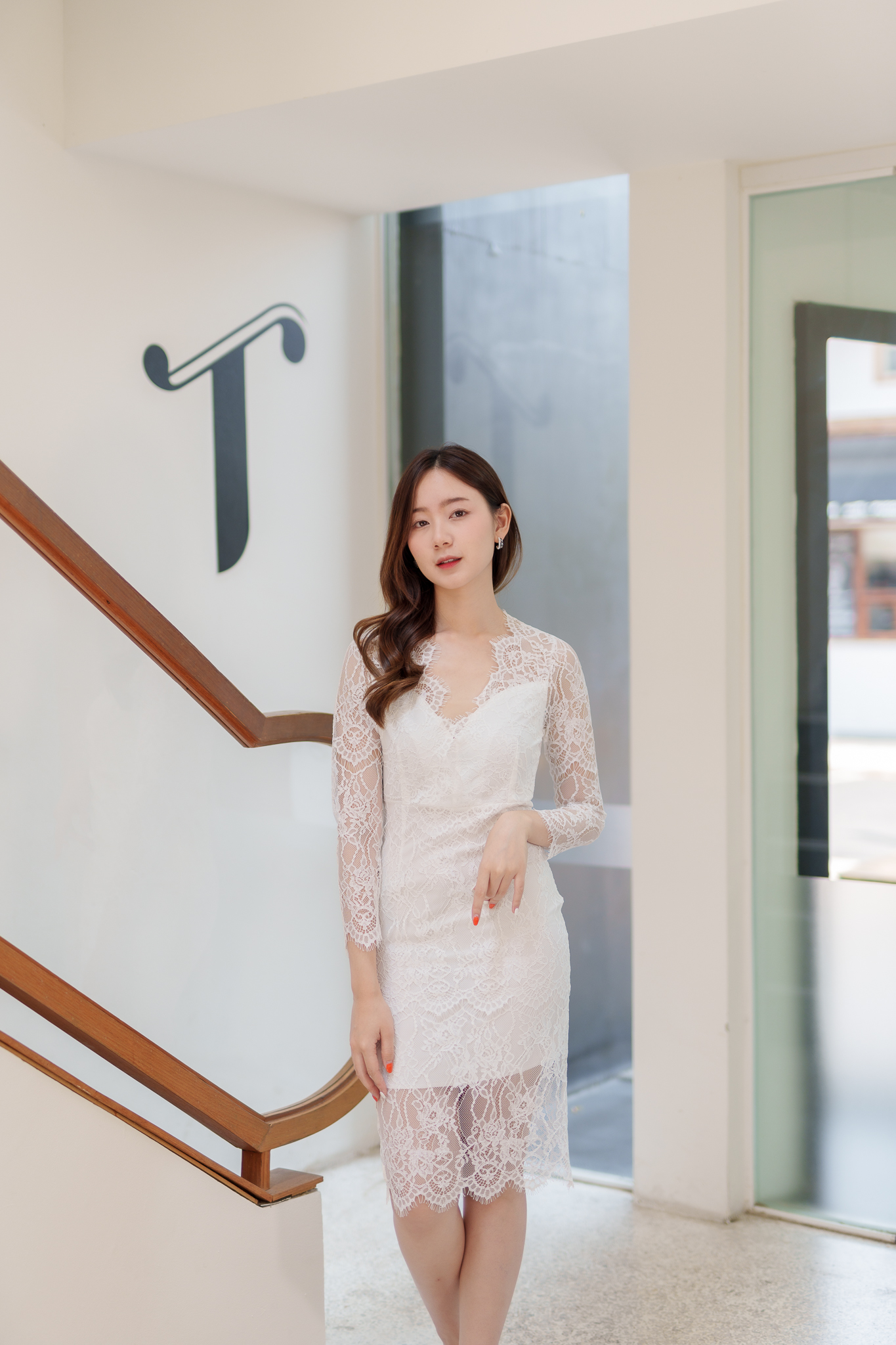 ชุดเดรสลูกไม้สีขาว เรียบหรู สวยดูดี ใส่ออกงาน ชุดไปงานแต่ง ชุดงานหมั้น ชุดมินิมอล