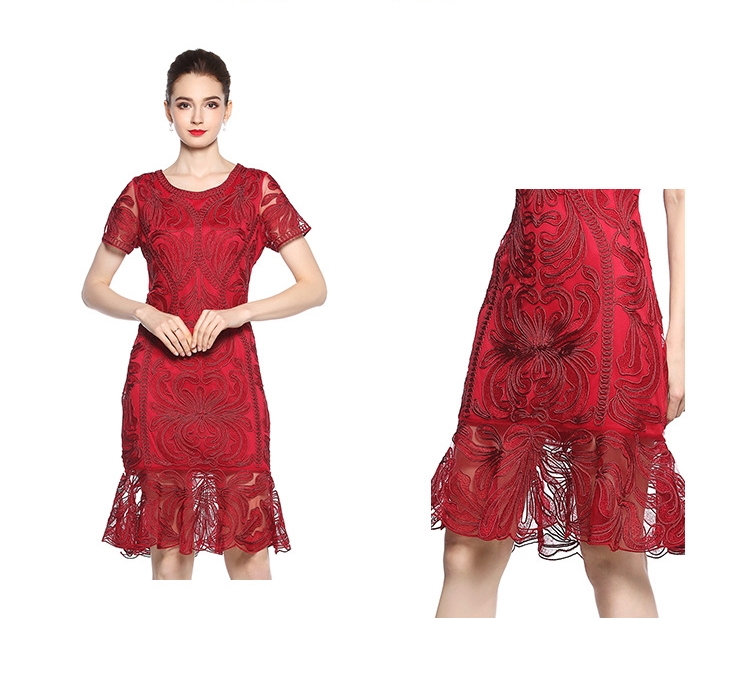 ชุดเดรสสั้นลูกไม้สีแดง ทรงหางปลา