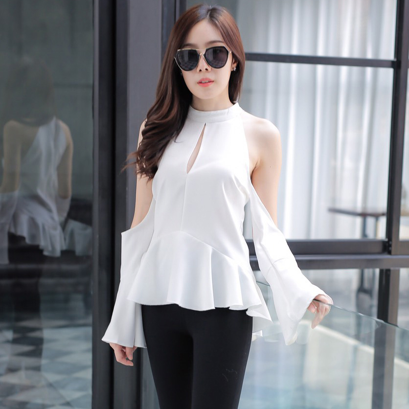 เสื้อเว้าไหล่สีขาว แขนยาวระบาย ทรงสวย