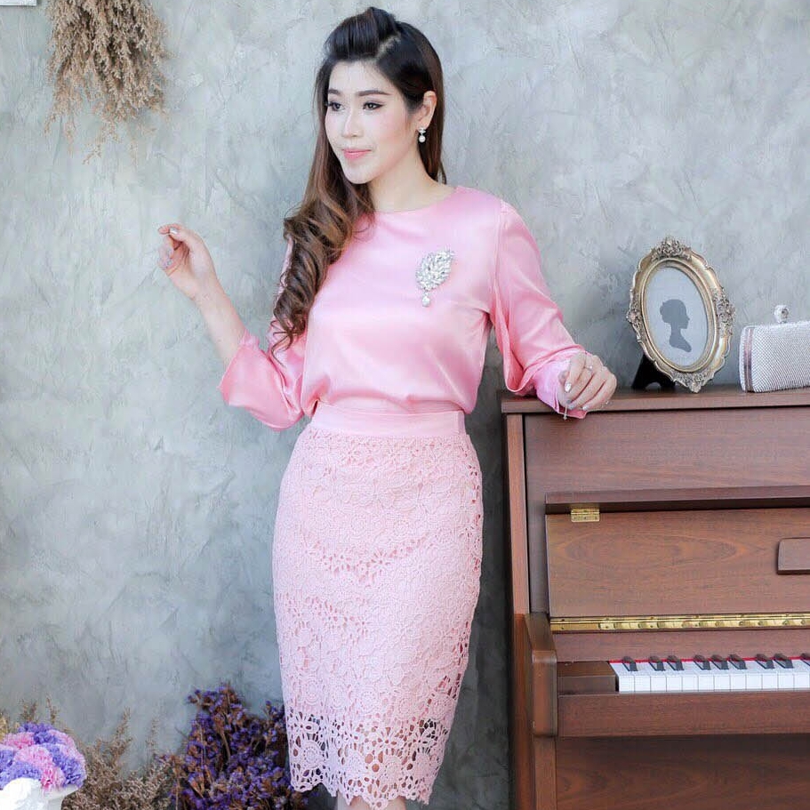 ชุดออกงาน ชุดไปงานแต่งงานสีชมพู เซ็ทเสื้อแขนยาว+กระโปรงลูกไม้ แนวเรียบหรู สวยหวาน