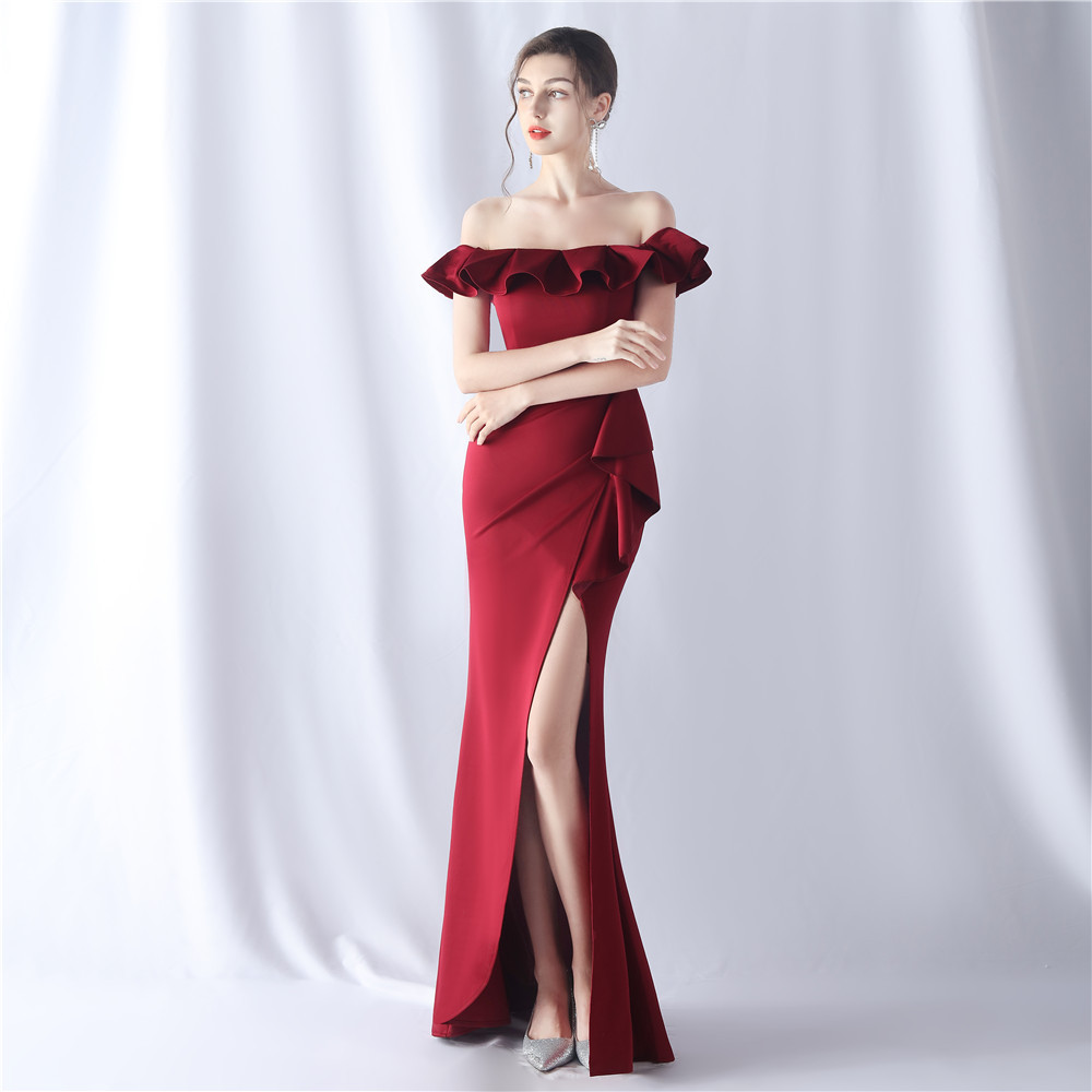 ชุดราตรียาวสีแดงเรียบหรูดูแพง ทรงเปิดไหล่ระบาย เอวระบาย กระโปรงผ่าหน้าทรงหางปลา เหมาะสำหรับใส่เป็นชุดราตรีออกงานกลางคืน ชุดไปงานแต่งงานกลางคืน ชุดไปงานกาล่าดินเนอร์