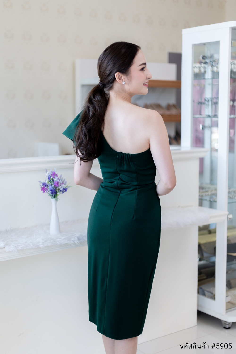 ชุดราตรี ชุดออกงาน ชุดไปงานแต่งสีเขียว เดรสสั้นทรงเอเข้ารูปไหล่เฉียงข้างแต่งโบว์ แนวเรียบหรู สวยดูดี
