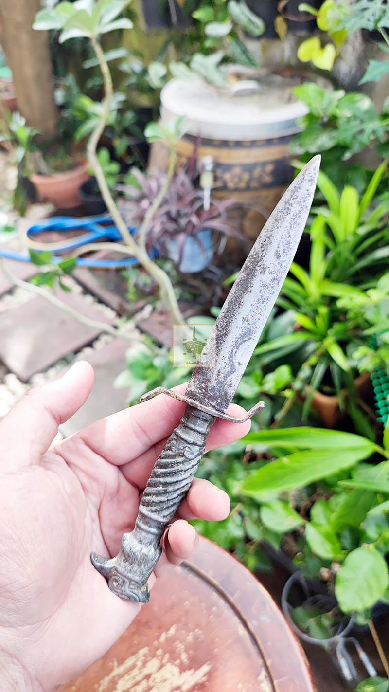 มีดหัวนกอินทรีเก่า