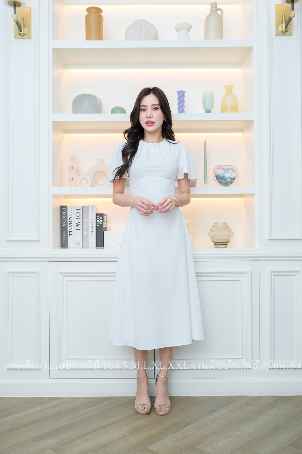 ชุดออกงาน/ชุดไปงานแต่งสีขาว เดรสสั้นคอกลม แขนสั้นระบาย กระโปรงคลุมเข่า แนวเรียบหรู สวยดูดี ใส่ได้ทั้งงานกลางวัน/งานกลางคืน