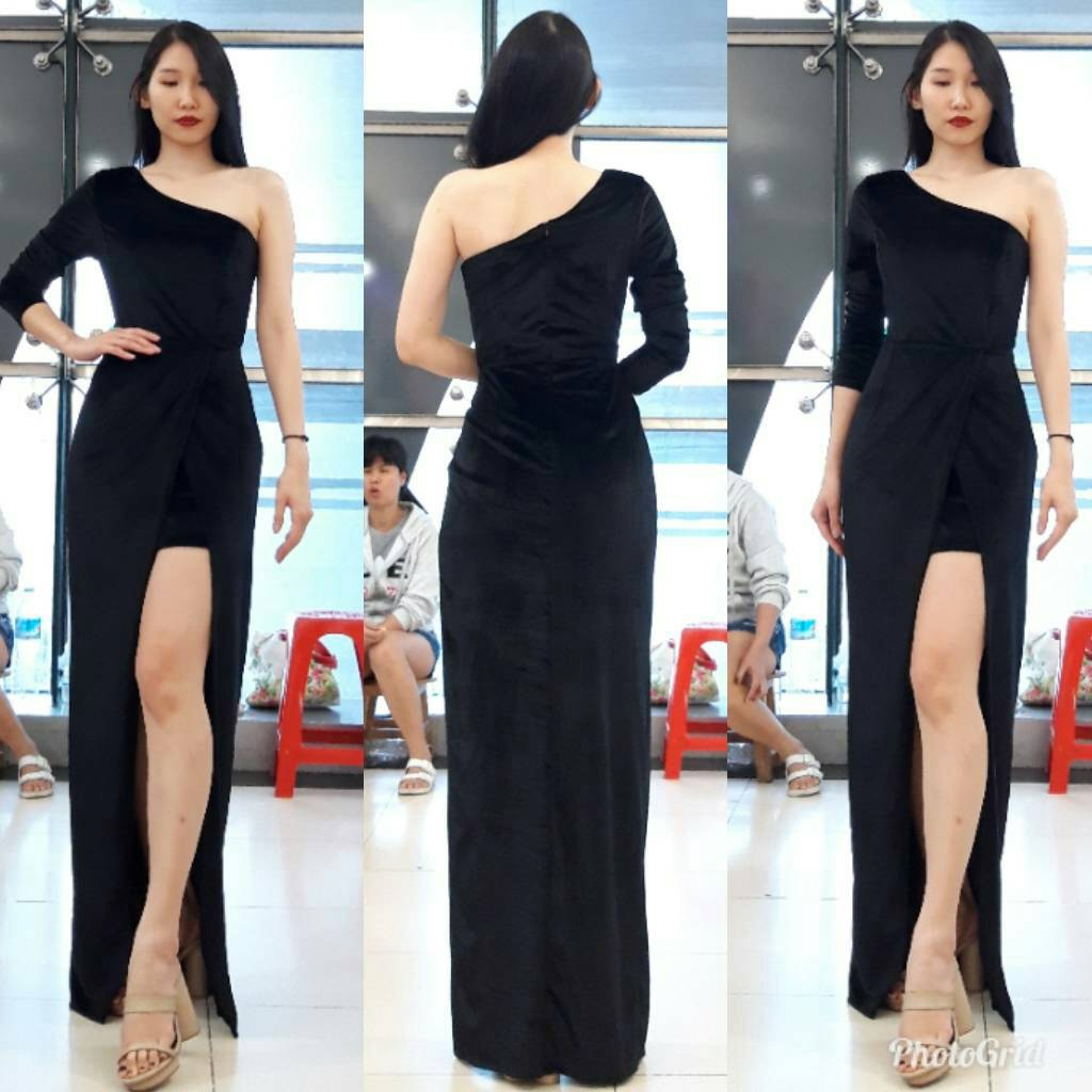 ชุดเดรสออกงานราตรียาวสีดำ ผ้ากำมะหยี ไหล่เฉียงข้างบ่าเดียวแขนยาว